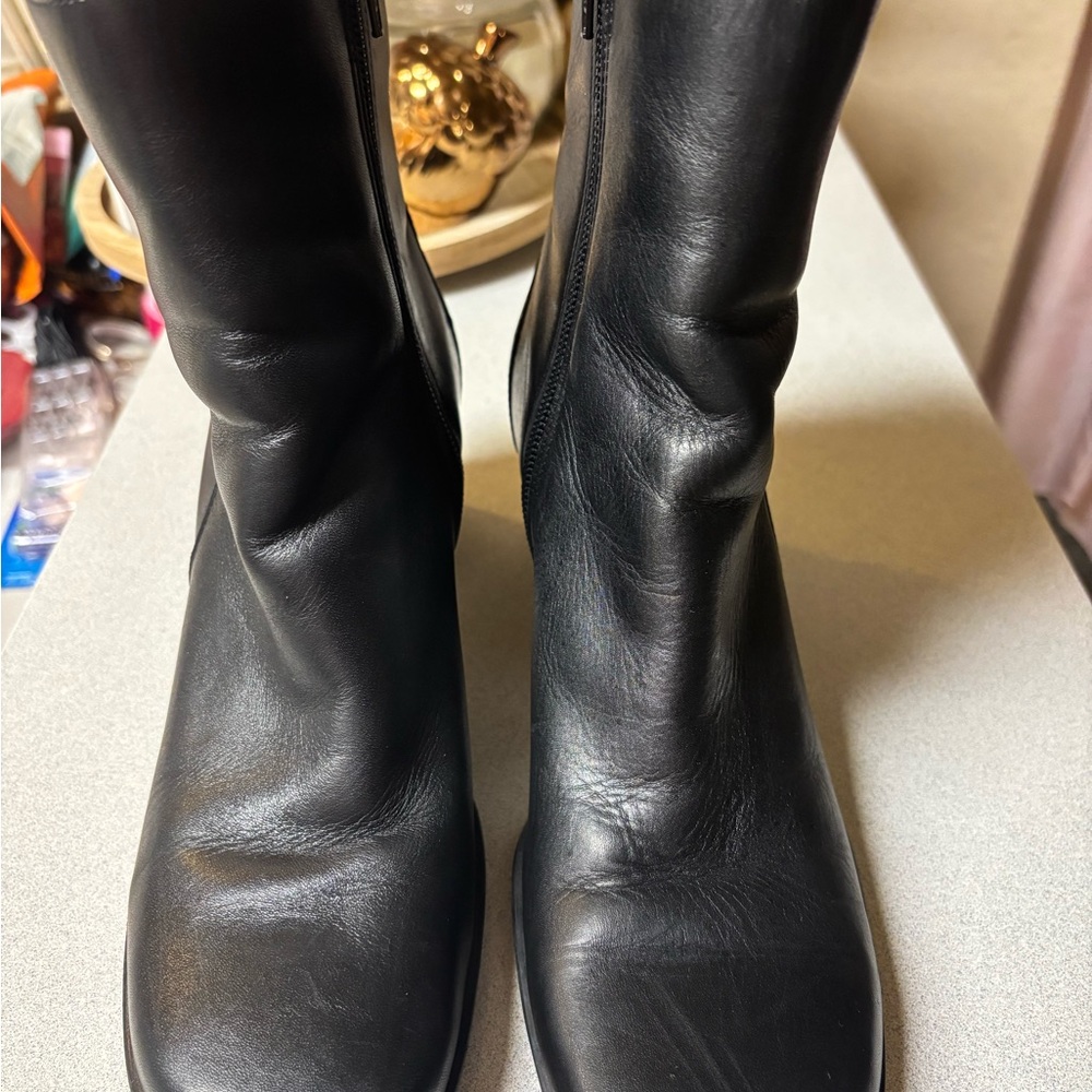 Barely used Naturalizer Black Leather Women's Ankle Boots size 7.5M